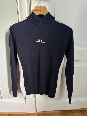 J Lindberg polotröja  - Säljer en helt ny j Lindberg polotröja. Original pris 1500kr, säljer för 800kr. Mörkblå med vita detaljer. Storlek S med lapp kvar