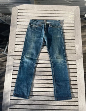 A.P.C. New Cure Jeans - Snygga blå jeans från A.P.C. i modellen New Cure F. De har en rak passform och har en unik och sällsynt tvätt. Vintage Jeans som har riktigt högkvalitativ denim. Jättebra skick och riktigt feta.