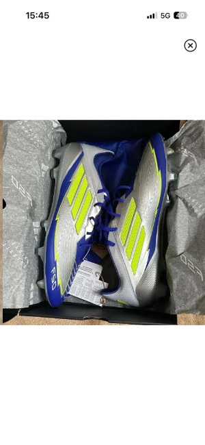 Adidas Elite f50 Fotbollsskor  - Säljer ett par Adidas Messi F50 Elite i storlek 45 1/3, helt nya och aldrig använda. Skorna är i helt nytt skick och kommer i originalutförande. Nypriset är 3 199 kr, så här finns chans att göra ett riktigt bra köp.