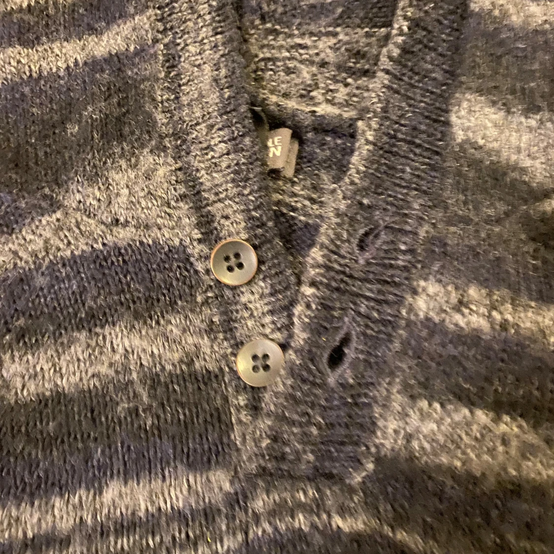 Randig mörkgrå hoodie med knappar - 3