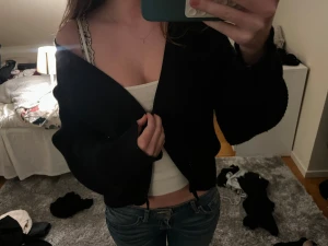 Svart kofta från Bik Bok - Svart kofta från Bik Bok i stickat material. Modellen är loose med långärmade ärmar och öppen framtill. Perfekt att slänga över en linne eller topp för en chill look. 🥰🥰🥰