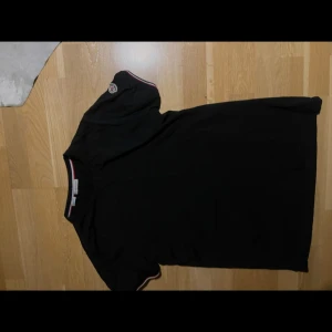 Svart Moncler t-shirt slim fit - Moncler T-shirt   Svart  Storlek M Slim fit sitter som en M