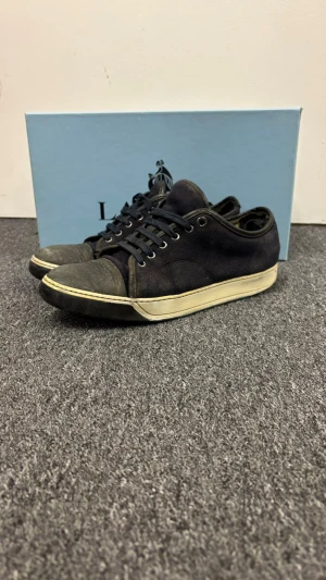 Lanvin Skor -  || Otroligt feta lanvin skor || Färgen är svart och har ett krokodilmönster längst fram || Boxen kommer tyvärr inte med vid köp || Skicket är bra förutom något slitet inuti || hör av er vid frågor🤝 ||