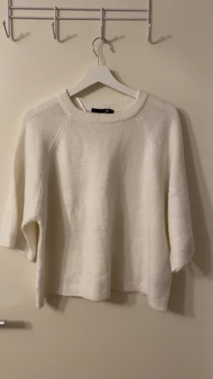 Stickad kortärmad från Lager 157 - Säljer denna stickade kortärmade tröja från lager 157, och som ni ser på sista bilden är den pyttelite genomskinlig men inte mycket😊🌸 Säljer bara via (Instabox) Allt jag säljer kommer alltid ny tvättat.💕