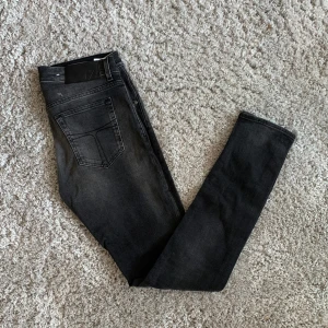 Tiger of Sweden Jeans - Ett par mörka Tiger jeans i storlek 31/34. Hör av dig vid minsta fundering eller fråga;)