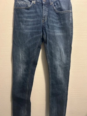 Mörkblå jeans från dondup  - Snygga mörkblå dondup jeans i George modellen  i mycket bra skick 