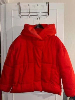 Röd jacka - Säljer denna röda vinterjacka från H&M då den inte kommer till användning. Strl xs men den är väldigt stor så passar nästan alla storlekar.