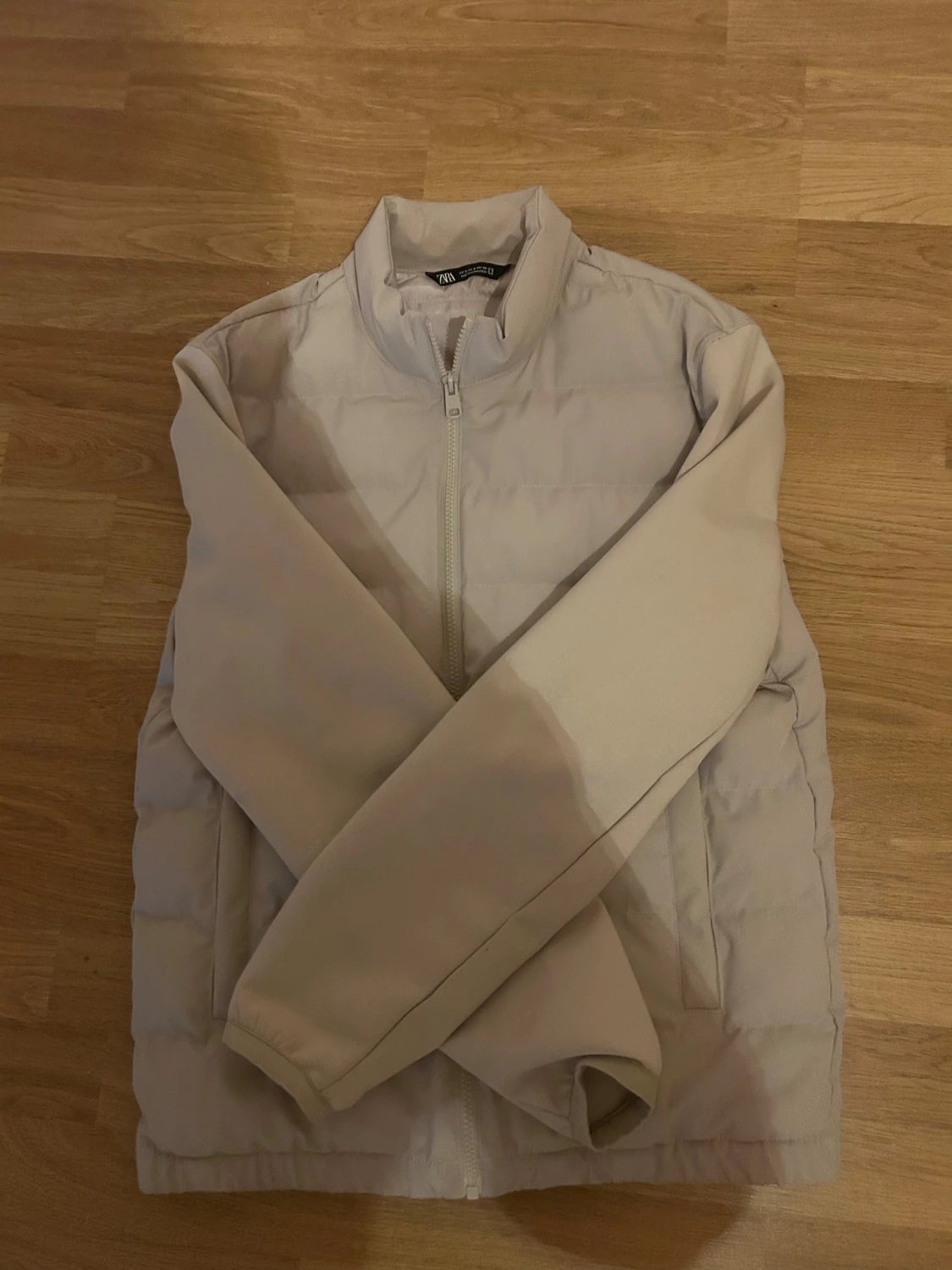 Beige pufferjacka från Zara - 1