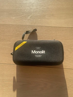 Monolit beskydd - Säljer ett par helt nya Monolit benskydd i 19 cm 🦵, tillverkade i äkta kolfiber ⚫ för maximal styrka och låg vikt. De sitter stabilt, är bekväma att spela med och ger riktigt bra skydd 🛡️ mot smällar. Aldrig använda – perfekt för dig som vill ha kvalitet från start ⭐ Skicka gärna ett meddelande vid intresse! 📩