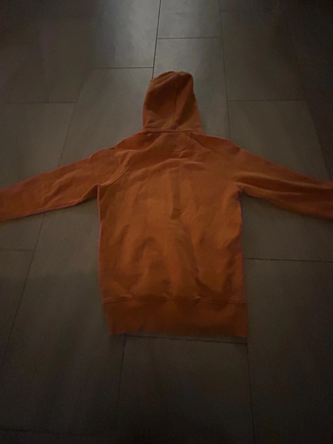 Orange hoodie med Gang märke. Pojke - 1