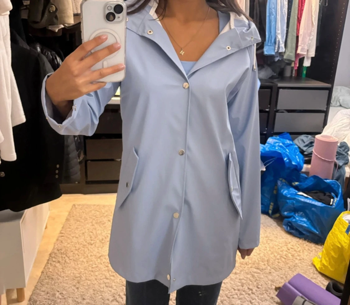 Ljusblå regnjacka med huva - 1