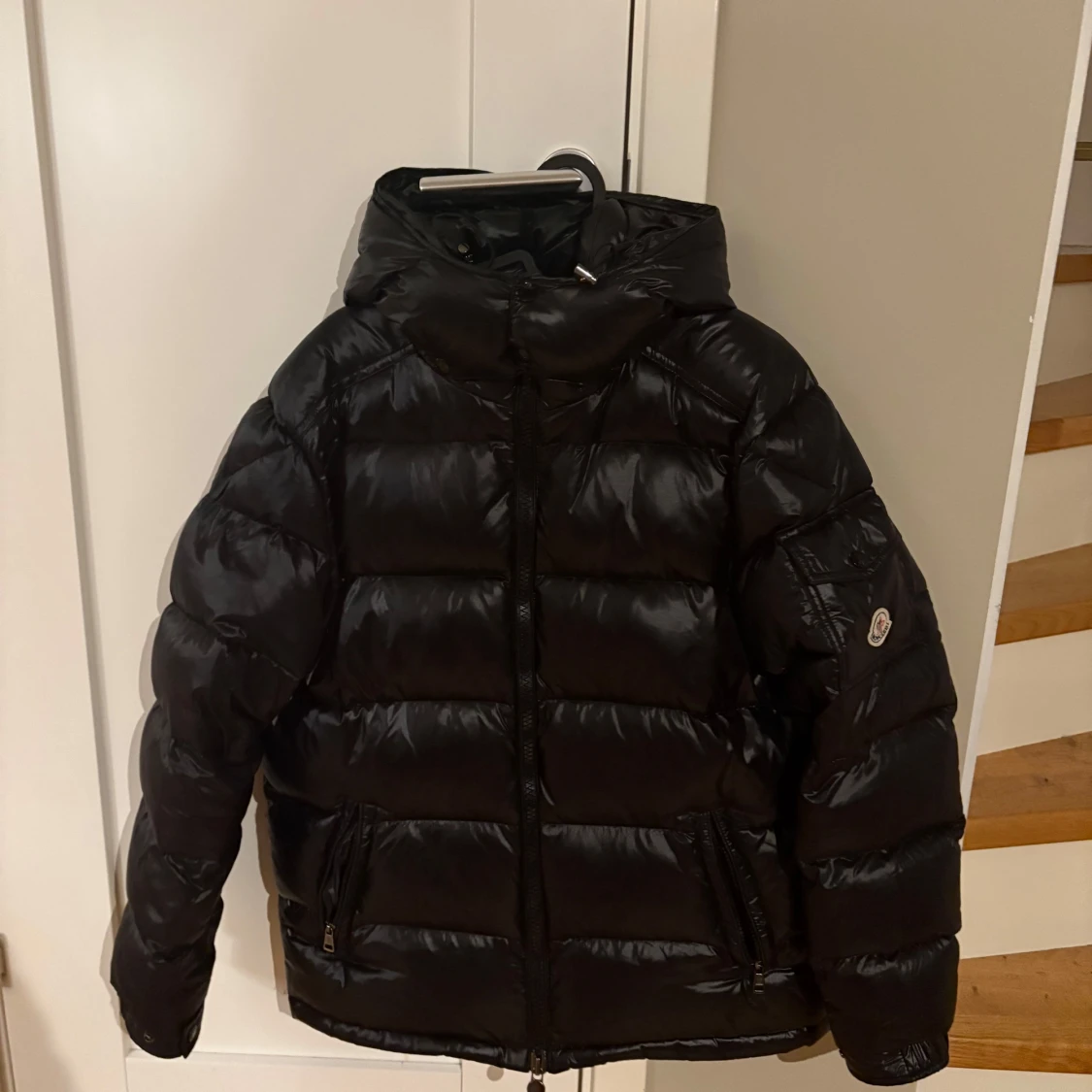 Svart Moncler Maya pufferjacka