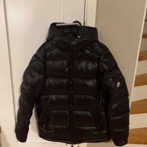 Svart Moncler Maya pufferjacka  - Säljer nu min jacka, har använt den en säsong. Säljer den då jag har köpt en ny jacka och att denna inte kommer till användning. 