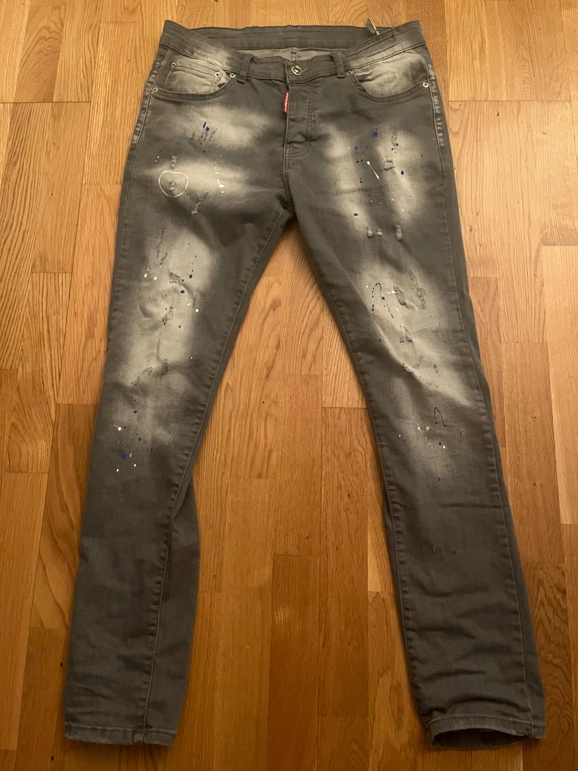 Grå Dsquared2 jeans med färgstänk - 2