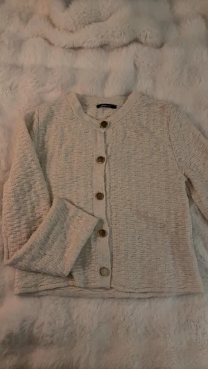  kofta från Gina Tricot - Kräm vit kofta från Gina, mycket bra skick. Pris kan diskuteras💕