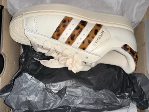 ADIDAS SUPERSTAR - limited edition  - Sneakers från Adidas - Superstar med Leo stripes i koskinn. Oanvända med kartong m.m storlek 36 2/3. Ordpris 1449kr LIMITER EDITION 