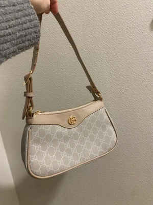 Gucci ophedia - Säljer en helt ny väska kom inte med skambud. Säljes som den är för 4000kr betalning via Swish eller upphämtning! Skickas med PostNord för extra 59 kr! Snabb affär prioriteras!! 