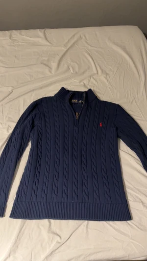 Ralph lauren half zip - Säljer min marinblå Ralph Lauren half-zip i storlek M. Den är bara använd två gånger och tvättad en gång, så den är i riktigt fint skick. Tyvärr gillar jag inte riktigt passformen på mig, därför får den gå vidare.  Fin, enkel och lätt att matcha. 