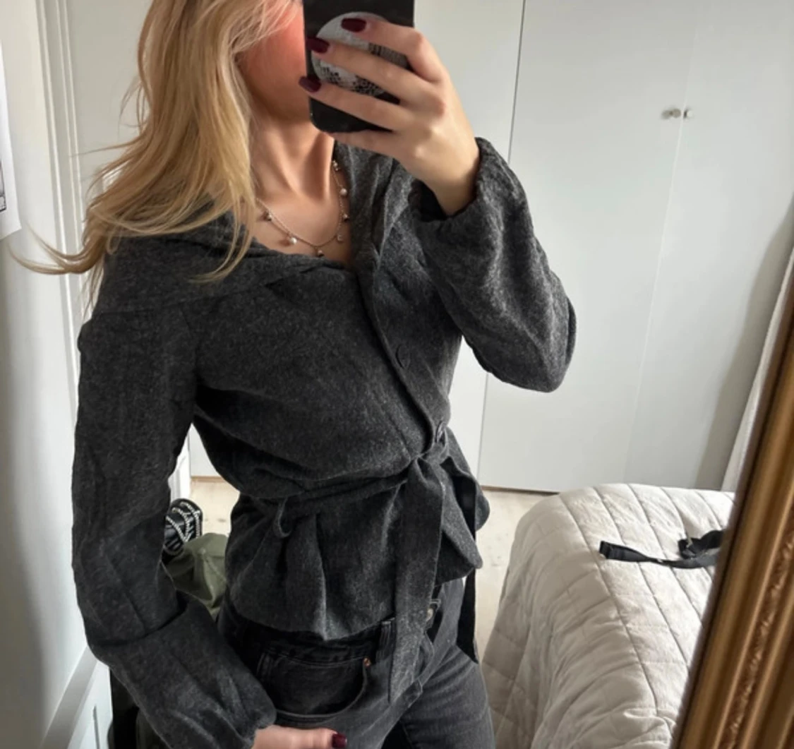 Mörkgrå kofta med bälte - 2