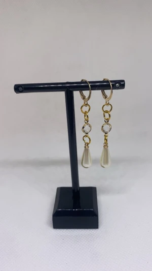 Diamond & pearl earrings🤍✨ - Superfina handgjorda örhängen perfekta för att ge alla outfits det lilla extra!🎀Säljs för 40kr/styck eller 79kr/par. Rekommenderar att köpa genom Swish då frakten endast är 18kr!💕Skriv alltid innan du köper!💗I varje order får man gulliga stickers med!🤭💕