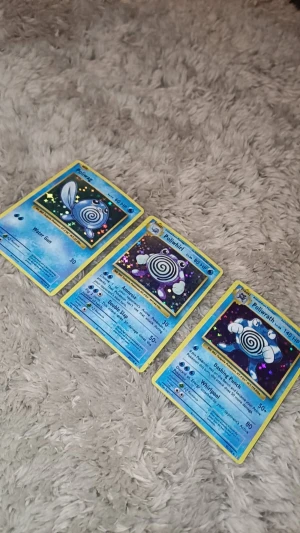 Pokémonkort: Poliwag, Poliwhirl & Poliwrath (holo) - Samlartrio med holografiska Pokémonkort: Poliwag, Poliwhirl och Poliwrath! Perfekt för dig som älskar Pokémon och vill boosta din samling med klassiska vattenpokémon. Snygga kort med coola effekter – ett måste för fans och samlare!