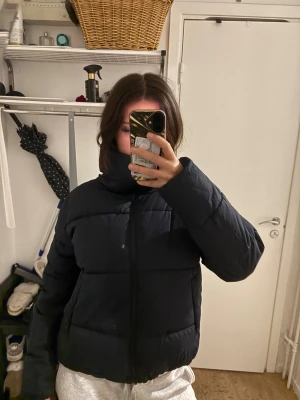 Tjock jacka utan luva  - Jag säljer min jacka för 400 köpte den för 600kr och jackan finns inte längre i bikbok storlek S vet inte om de mörkblå eller svart är typ färgblind 