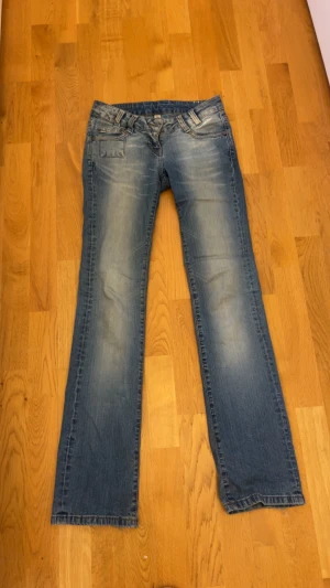 Blå bootcut jeans från Vero Moda 34/34 - Säljer dessa fina low waist bootcut jeans från vero moda! Det är i storlek 34 och köpta är på vinted. Det är någon slitningar längst nere (se bild) Jag är 170cm och det passar mig perfekt i längden! Pris kan diskuteras💕