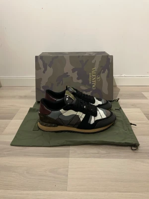 Valentino Rockrunner  - Valentino Rockrunners | Storlek - 40 | Skick - 7,5/10, lite creas (se sista bild) annars bra skick | Box, dustbag, extra snören medföljer | Nypris - 6000kr+ | Hör av er vid frågor eller funderingar 🙌