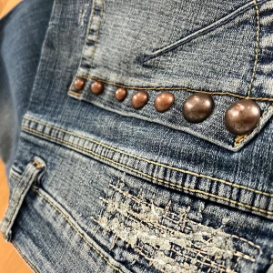 Bootcut  - VINTAGE bootcut jeans med nitar💙xs/s passar på dig som är ca 160-165 lång beroende på hur man vill ha längden. Själv är jag 160 cm.