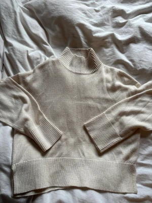 Vit stickad tröja med slits - Superfin tröja ifrån HM med slits längst ner! Aldrig använd 