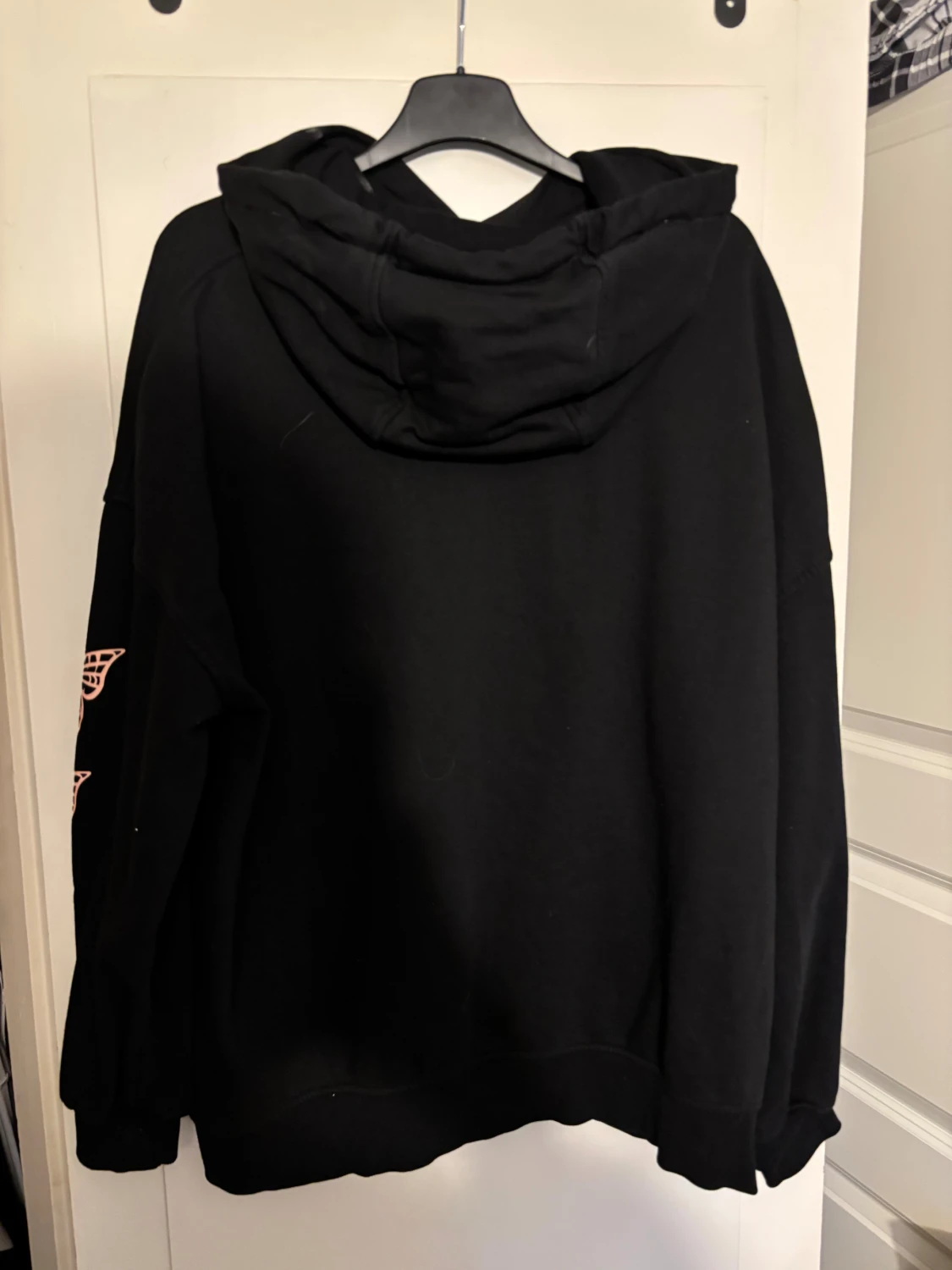 Svart hoodie med rosa fjärilar Divided - 1