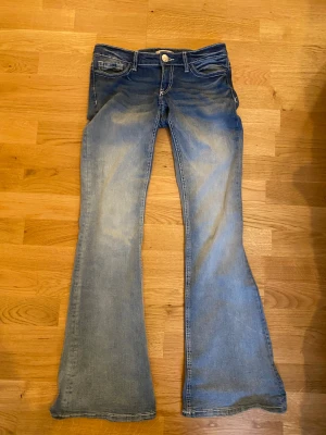Ljusblå flare jeans från Gina Tricot - Snygga ljusblå jeans med flare från Gina Tricot. Använd två gånger bara 
