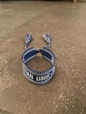  Blått Dior armband - Najs och ha till sommaren och snyggt. Skriv om ni undrar något.