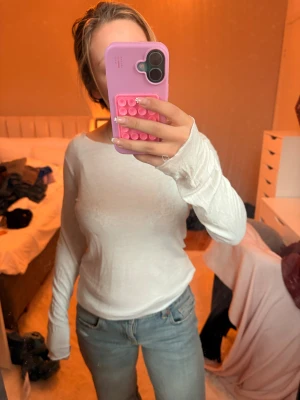 Liknande intimisimi tröja - Enkel och stilren vit långärmad tröja som liknar intimissimis tröja. Tröjan i en jätte tunn bomull. Perfekt som basplagg i garderoben. Pris kan diskutera och det är bara att skiva om man har några frågor eller funderingar/ mvh Amanda❣️