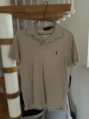 Beige pikétröja från Polo Ralph Lauren - Inte använt mycket och är i bra skick 