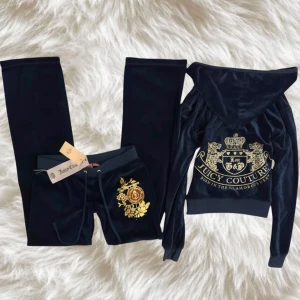vintage y2k Juicy Couture tracksuit set  - jättefint vintage Juicy set från 2000-talet äkta  köpt i usa  extremt sällsynt och svårt att få tag på speciellt i det här skicket  byxorna oanvända, tröjan är i mycket bra skick  byxor: midja 37, innerben 80 cm  utsvängda lågmidjade  passar bäst storlek S - XS   💌 kan skickas omgående 