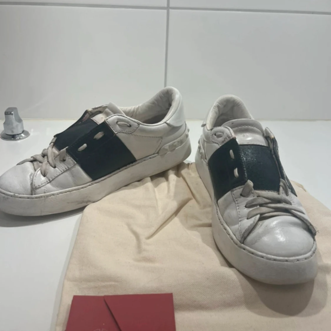 Valentino rockstud vita- svart glittriga sneakers.  - 1