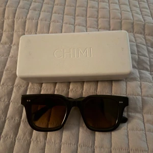 Bruna solglasögon CHIMI Core 04 - Snygga svarta solglasögon från CHIMI, modell Core 04. De har en fin form, bruna glas och kommer med originaletui. Dessa glasögon kommer inte längre till användning och är i bra skick! 