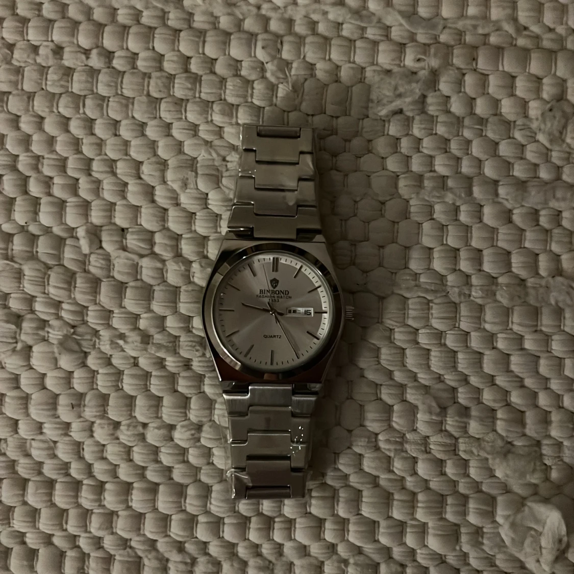 Silverfärgad klocka från Binbond