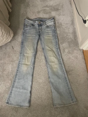 Bootcut ljusblå jeans med grönt märke - Snygga ljusblå bootcut jeans från Cheap Monday. Storlek 28/30. Knappt använda🤗