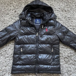 Ralph lauren glossyjacka - Säljer denna riktigt feta Ralph lauren gloosy jackani väldigt bra skick!⭐️Den passar XS, ungefär 160-170cm!🙌Nypris = 5000kr!👍Hör gärna av er om ni har funderingar!🤝