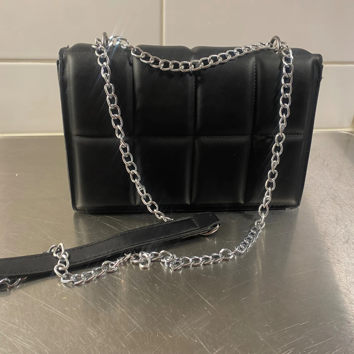 Svart quiltad axelväska med kedja - 1