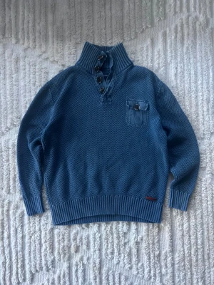 L’ Honne grovstickad kofta - Blå L’ Honne Jeans grovstickad kofta. 🧶100% bomull. ✅Skicket är utmärkt och en extra knapp ingår. 