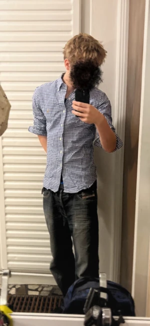 Blårutig skjorta från Ralph Lauren - Snygg blårutig skjorta från Ralph Lauren i slim fit med klassisk button-down krage. Skjortan har vita knappar, lång ärm och det ikoniska broderade Polo-logot på bröstet. Tillverkad i stretchig bomull som sitter skönt och ger en fräsch look.