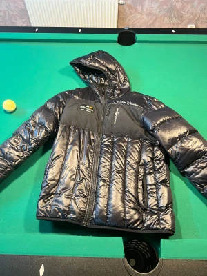 Sail racing jacka - Sail Racing dunjacka – äldre modellen Säljer min Sail Racing-dunjacka i använt men fint skick. Det finns några små hål som jag har sytt igen, men de syns inte när man har jackan på. Jackan är varm, lätt och perfekt för både vardag och kyligare dagar. Storlek S