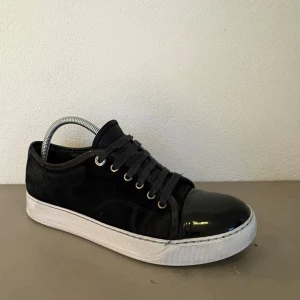 Lanvin skor  - Hej! Säljer ett par lanvin cap toe | storlek UK 6 motsvarar 40-41 |Skick 8/10 slitna inuti hälen även lossnat lite färg vid sulan| hör av er vid eventuella frågor🤝