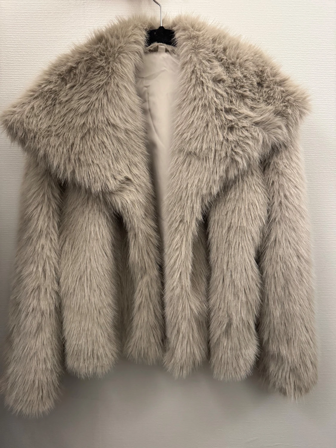 Beige fluffig pälsjacka