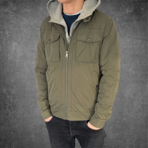 East West Jacka - Stilren jacka från East West i militärgrön färg | Storlek: S | Mycket bra skick! | Tveka inte att höra av vid funderingar!