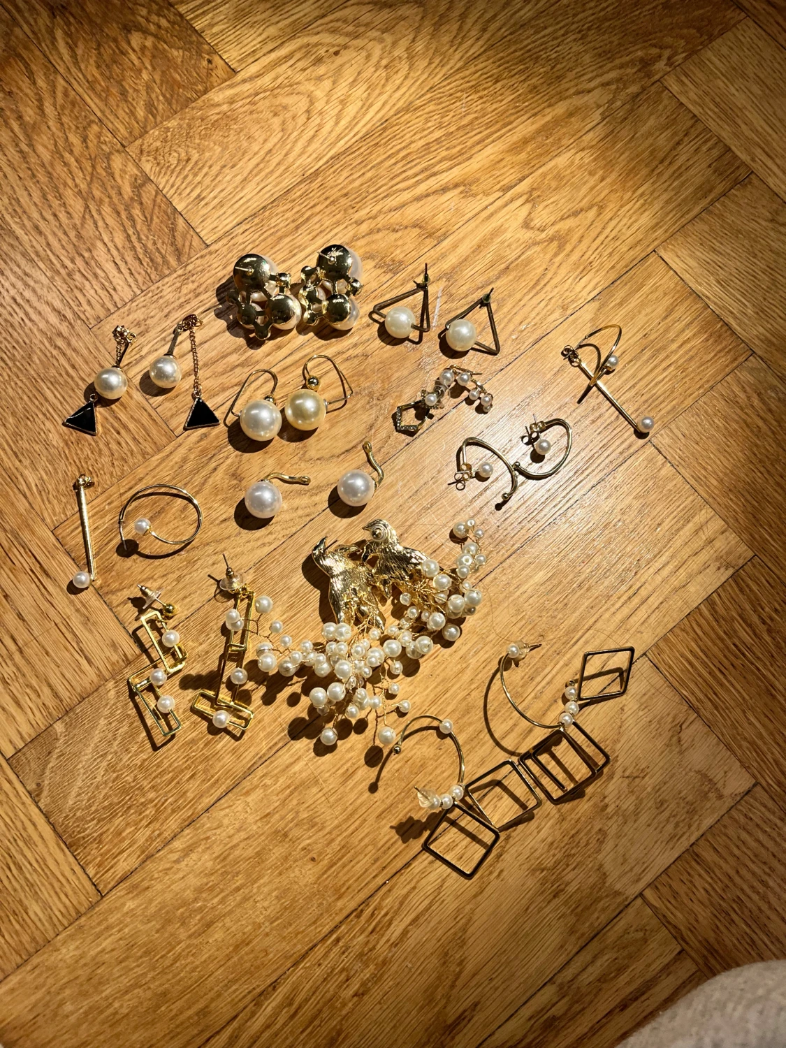 Mix av örhängen med pärlor och geometriska former