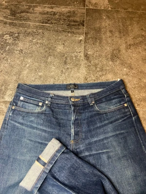 Selvedge A.P.C Jeans  - Tja! säljer mina riktigt snygga apcs i 30/30, honeycomb börjar komma in och de är generellt i riktigt bra skick, skriv ifall ni har frågor🫡